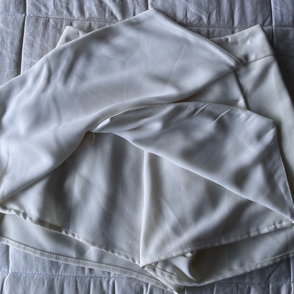Aqua Ultra Mini Asymmetric Hem Skort XS White - Picture 13 of 15